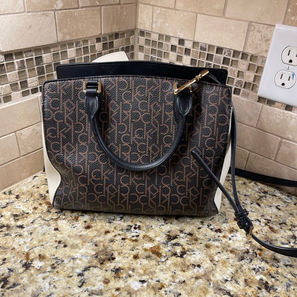✨Calvin Klein Handbag✨ - Picture 3 of 7